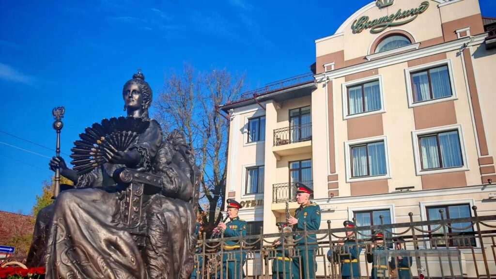 В Костроме открыли памятник Екатерине II