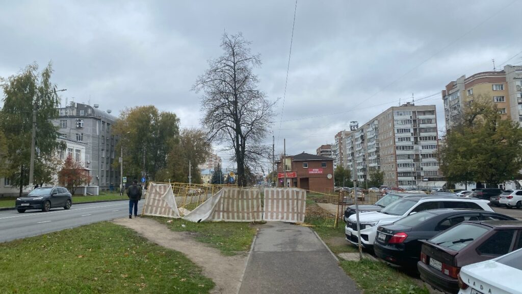 Проход по тротуару на улице Ивана Сусанина в Костроме не открыли до сих пор