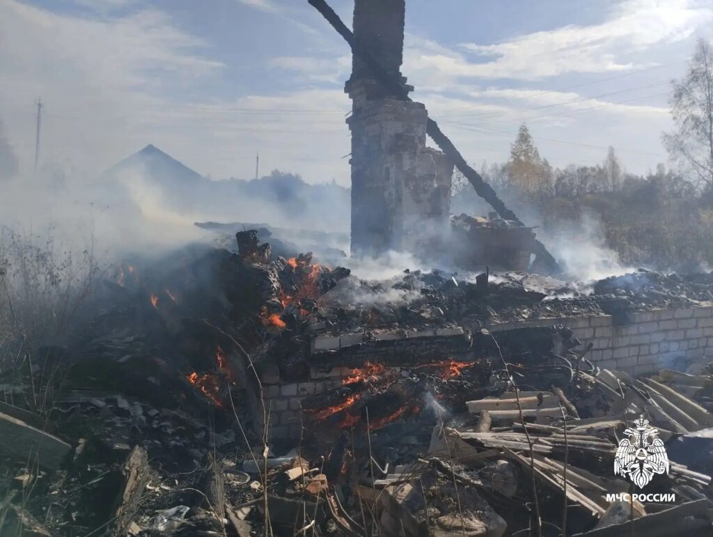 Двухквартирный дом сгорел дотла в Костромской области
