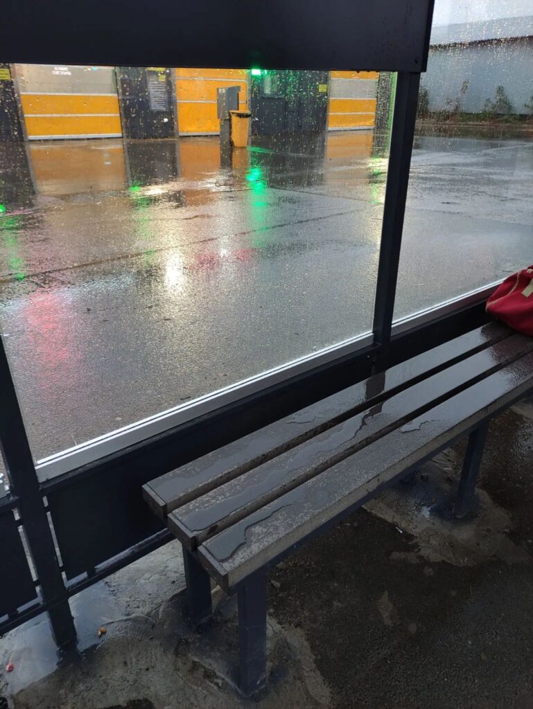 Новые павильоны на остановках Костромы протекают во время дождей