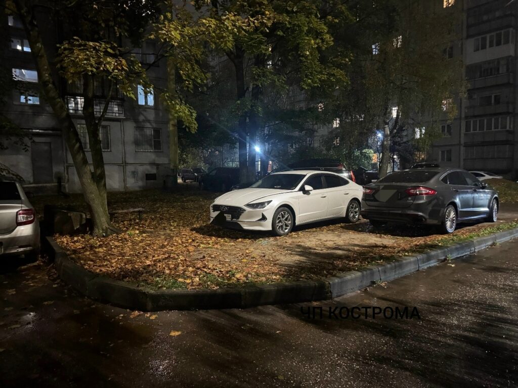 Жителям костромской многоэтажки не хватает места для парковки во дворе