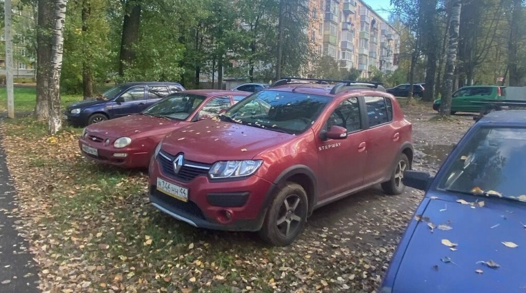 Водители превратили в парковку сквер в костромском микрорайоне Черноречье