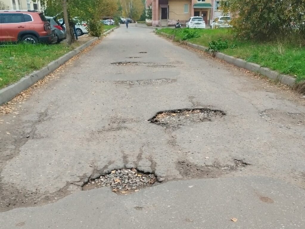 Разбитую дорогу на улице Костромской обещают отремонтировать до конца октября