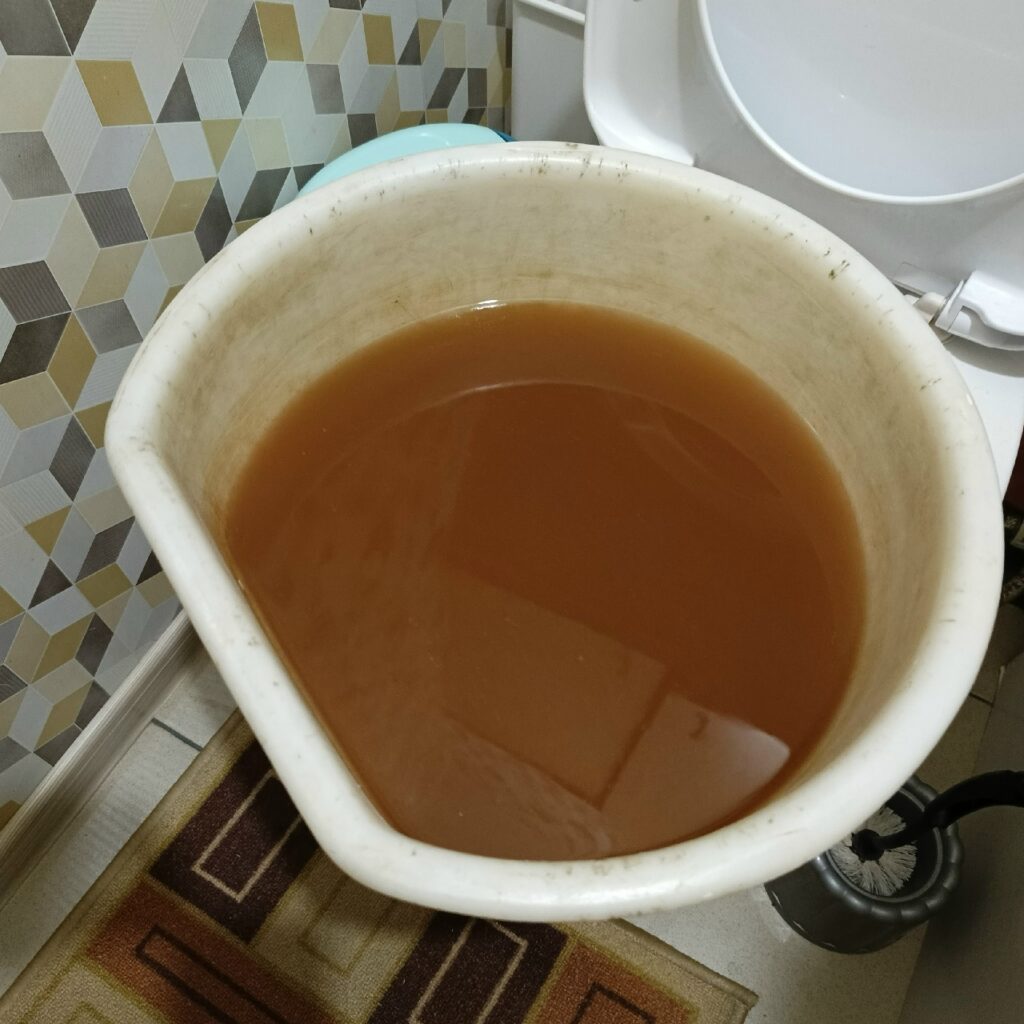 Жители костромского райцентра вместо чистой воды получают из крана «какао»