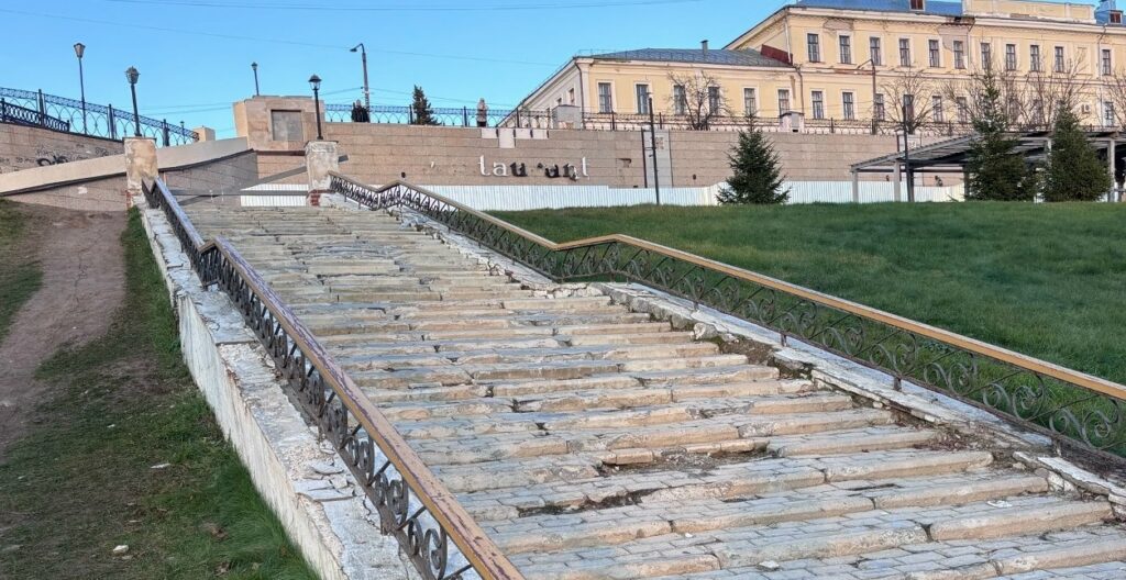 Лестницы от госуниверситета к пляжу в Костроме капитально отремонтируют в 2027 году